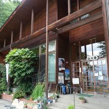山小屋風な外観。