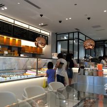 明るい雰囲気のお店