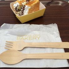 木材で作られたフォークやスプーンを使用しています