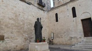 サン・ニコラ大聖堂の前にある小さな教会♪