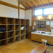 脱衣所は棚とカゴのみ。