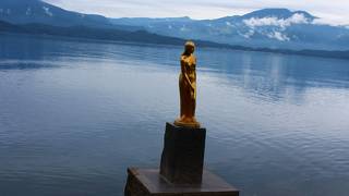 黄金の像と真っ青な湖