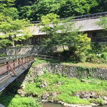 川沿いに露天風呂があります