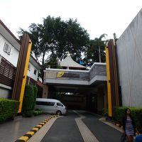 大通りから奥まったところにあります