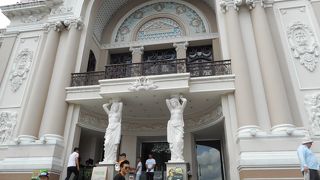 ひときわ目立つ建物です