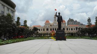 ホーチミン像の前で記念撮影