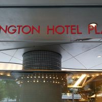 正面入り口は狭い