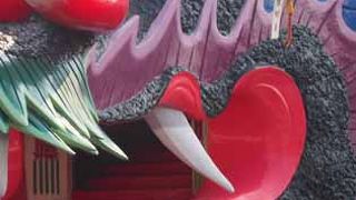 蓮池潭によこたうコミカルな龍