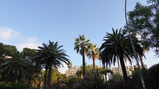 バーリ新市街の緑豊かな広場♪