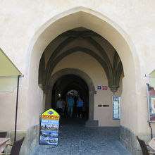 教会へはこのレストランの中をまっすぐ入っていきます