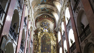 レストランを突っ切って