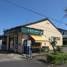 坂道を登って行きます