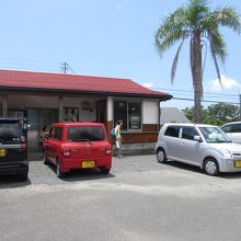 隣のレストランのお客さんの車でした…