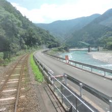 球磨川に沿って走っていく