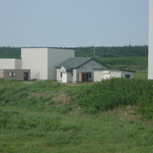 風車の下部にひっそりと建つ発電関連施設の様子