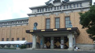 レトロなつくりと色合いが素晴らしい美術館