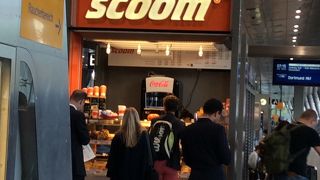 朝は朝食を買う人で混みます