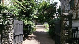 葛飾北斎の墓所がある