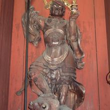 毘沙門堂内の毘沙門天の木像