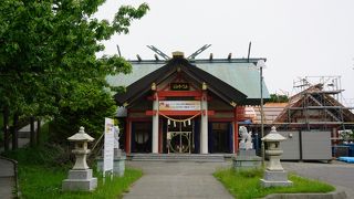 高台まで登るとずんぐりした社がありました