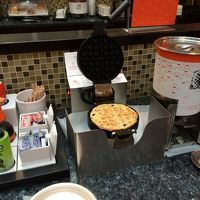 朝食のときは、自分でワッフルが焼けます