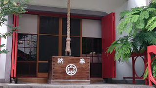 外壁は噺家や歌舞伎役者の名前がづらり