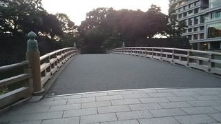 都会の中の木造橋