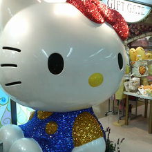 入口には巨大なキティちゃんがいます。