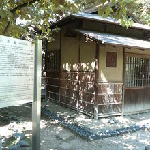 昔ながらの格子戸や土壁など、風情があります。