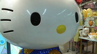 巨大なラメ入りキティちゃんが目印