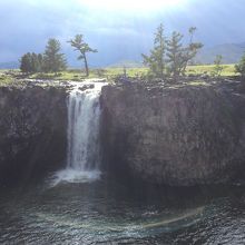 滝壺で西洋人ツーリストは泳いでいました