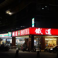 隣がセブンイレブンです