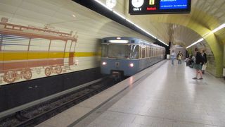 カールプラッツ駅からＵバーン5番線でオーデンプラッツに向かいます