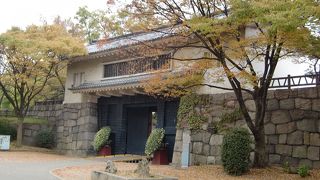 大きな櫓門です