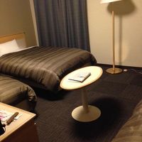 写真右にもう１つベッドあり。窓から小牧城がみえます。