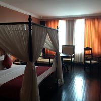 天蓋付ベッドのある広々客室