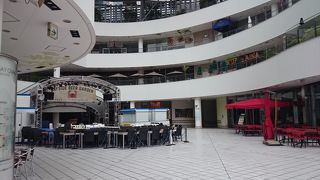 川沿いのお洒落オープンカフェ