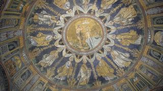 キリストの洗礼と十二使徒のモザイクが素晴らしい