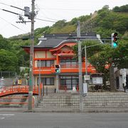 にょきっという感じで赤い建物