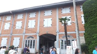 生糸の原料になる「繭」を保存した倉庫。館内は一部開放されています。