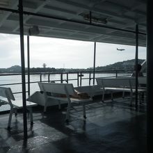 タオ島朝6：30発の室外席の様子とサムイ島。