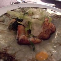 青ソイのポアレ。味噌の香りがするソースで、器も和テイスト