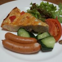 洋朝食のメーン。スペイン風オムレツにソーセージ。◎です。