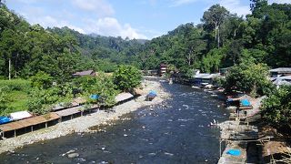 渓流沿いの観光地