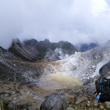 展望台から火口を見下ろす