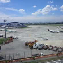 モノレールで空港駅到着直前に撮影