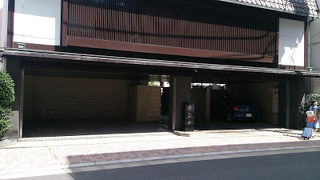 道路からは寺院に見えない