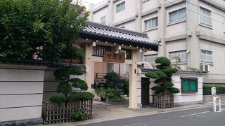 立派な構えの山門