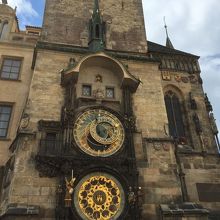 金色のきれいな時計