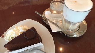 いつも並んでいるカフェ